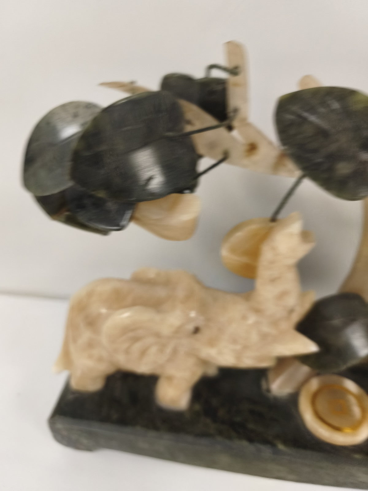 Alter handgeschnitzter Onyx-Elefant, dekorativer Baum, Vintage-Steinsockel