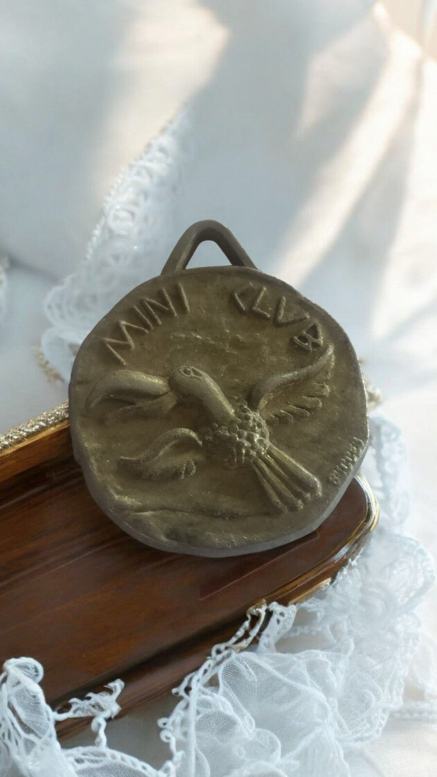 Médaille Mini Club Med vintage relief oiseau souvenir ancien voyage