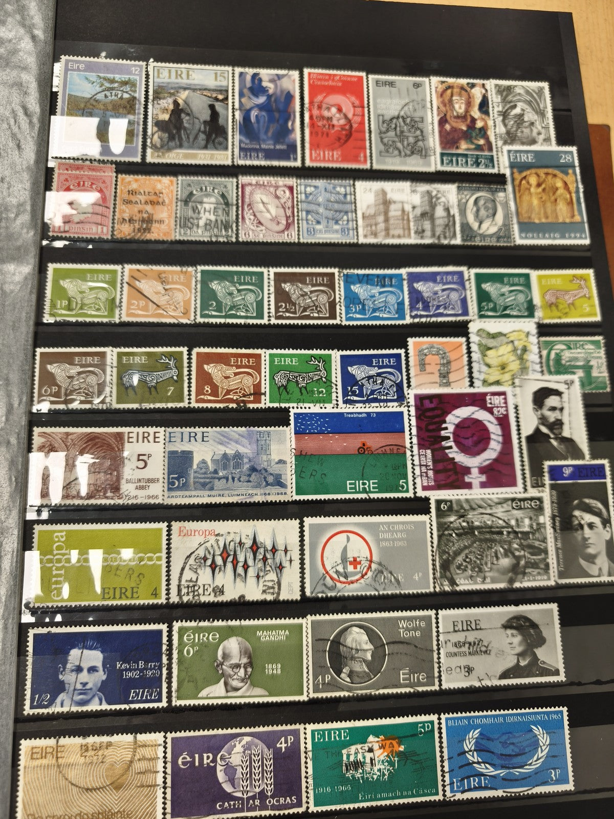 Lot timbres Eire Irlande multicolores oblitérés et neufs, divers motifs