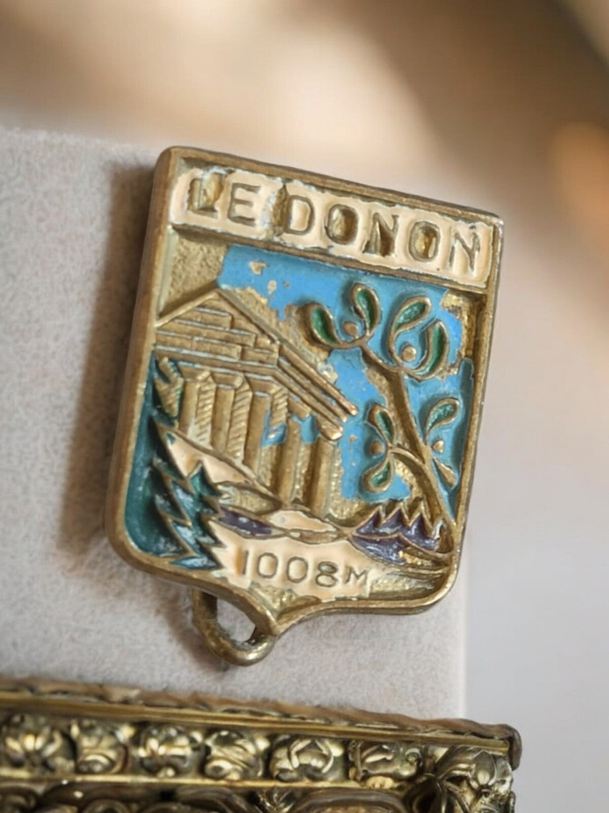 Broche ancienne émaillée bronze Le Donon 1008m blason montagne vintage