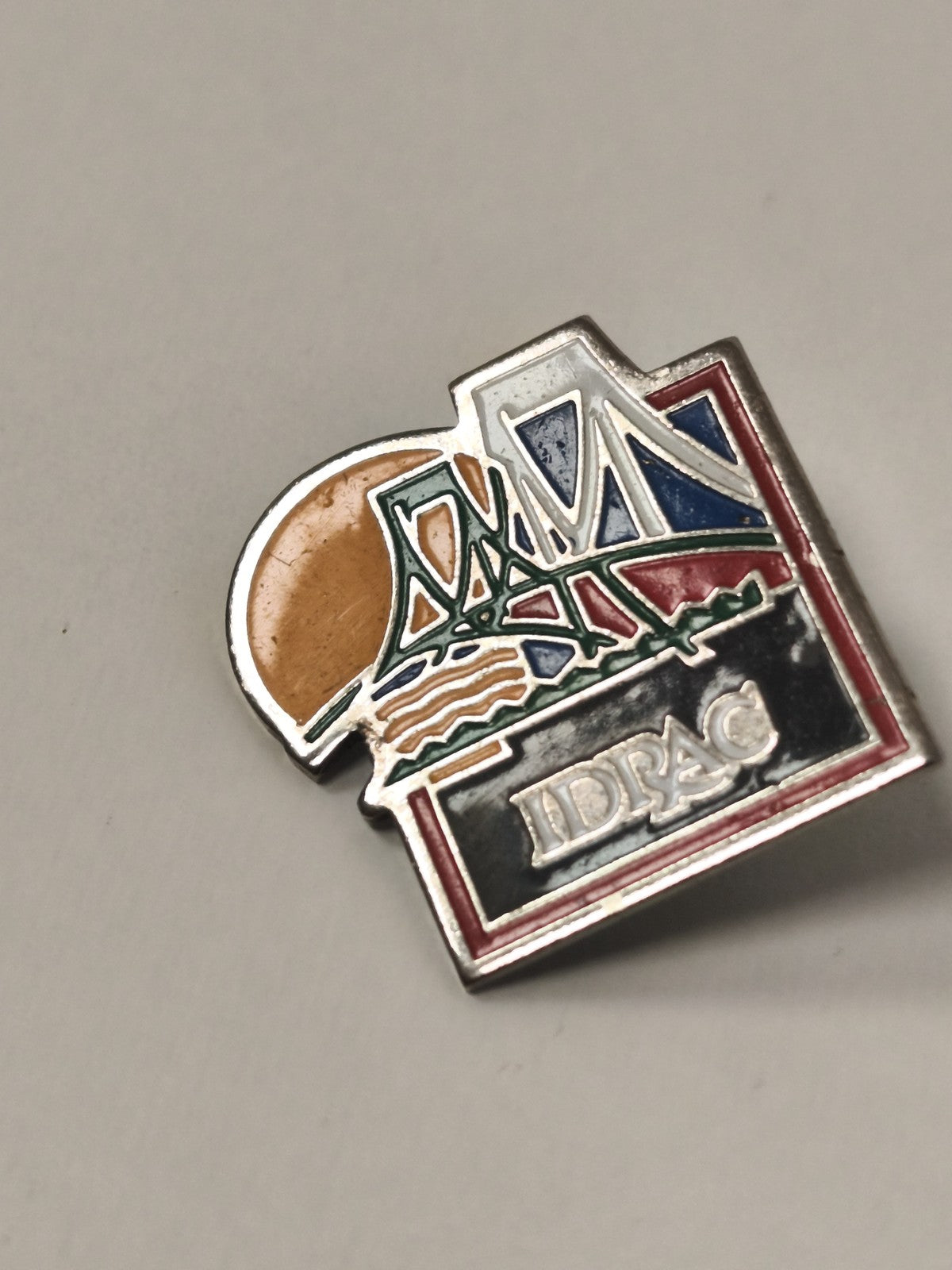 Pin's ancien IDRAC vintage rétro collection années 80 objet publicitaire rare