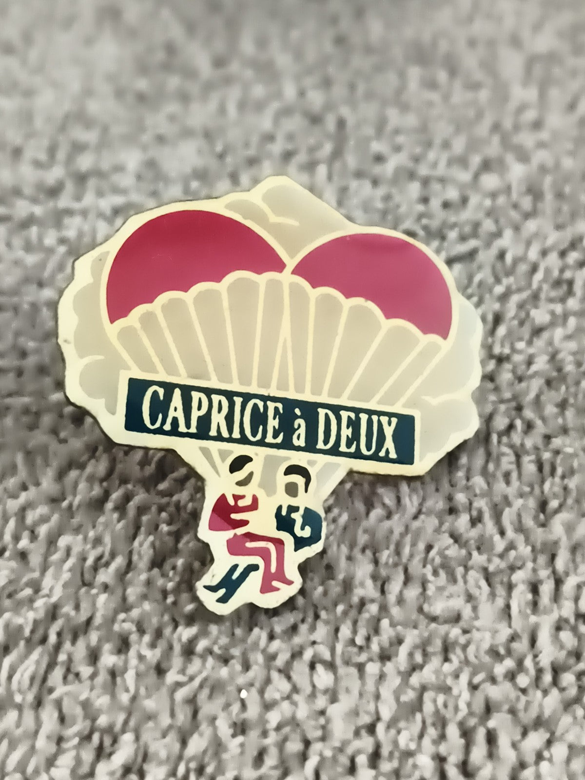 Pin's vintage CAPRICE à DEUX parachute cœur, badge ancien années 80 90 (Ref 8)