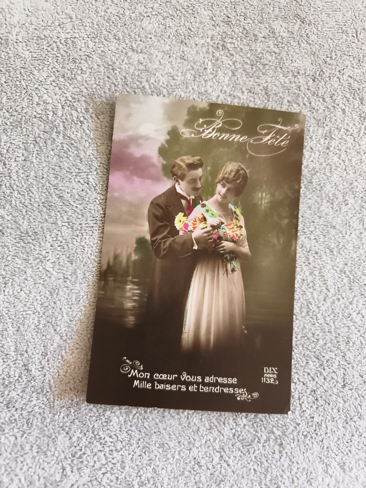Carte postale Bonne Fête CPA couple romantique colorisée début XXe DIX Paris