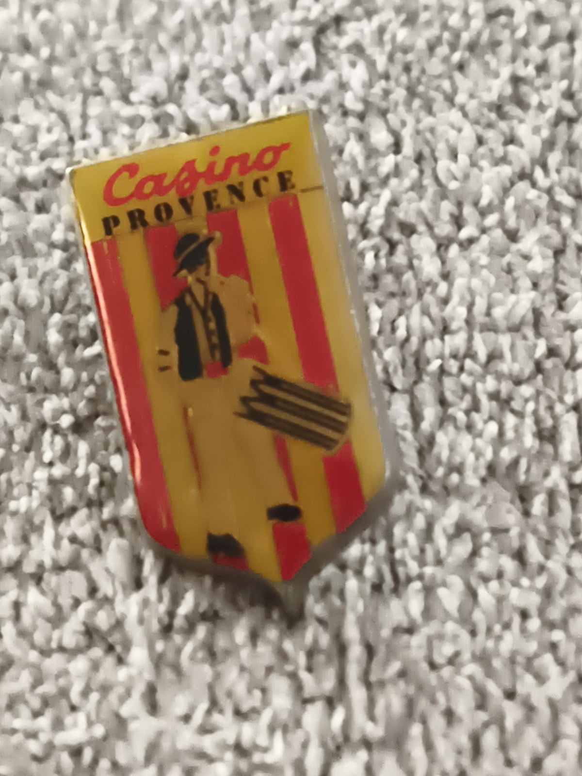 Pin's Casino Provence vintage, écusson jaune rouge, badge ancien (Ref 8)
