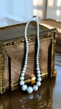 Collier vintage perles fantaisie blanches, style rétro élégant, fermoir métal