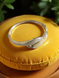 Bracelet jonc vintage doré finition brillante style rétro pavé strass