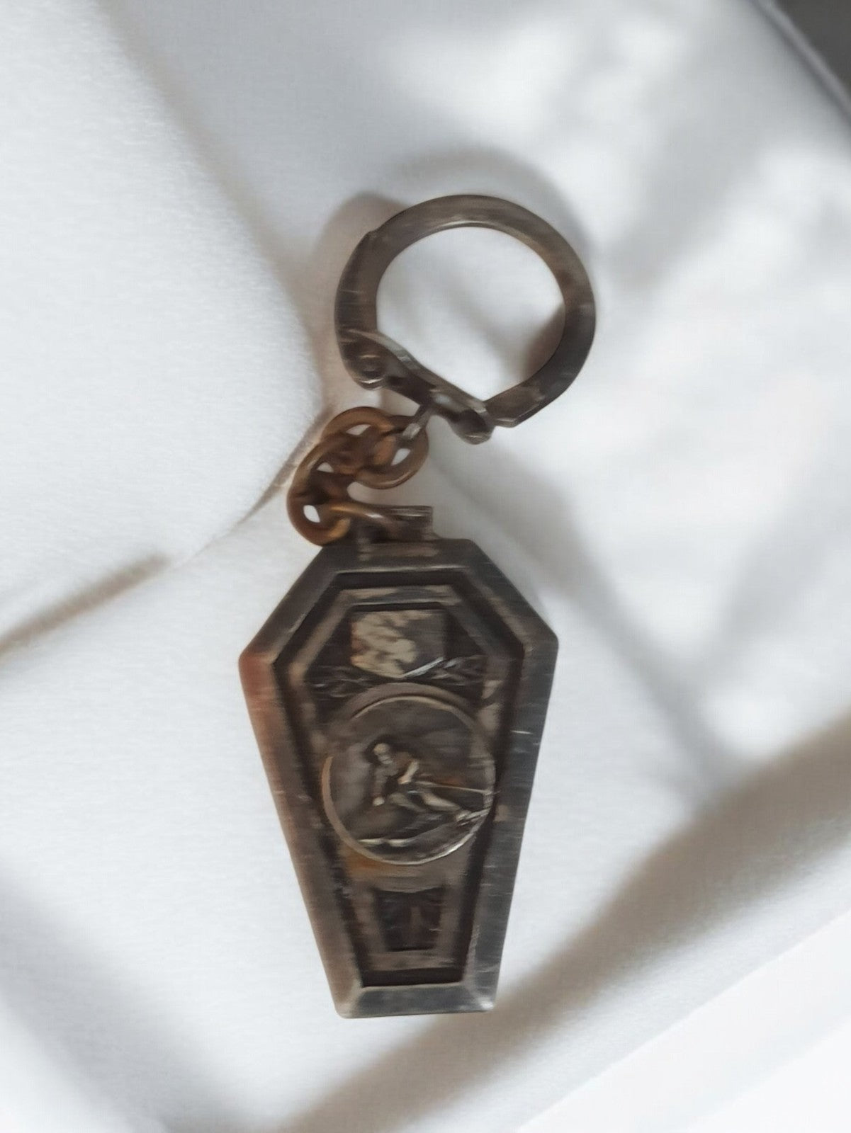 Porte-clés ancien vintage skieur relief rétro publicitaire objet d’occasion