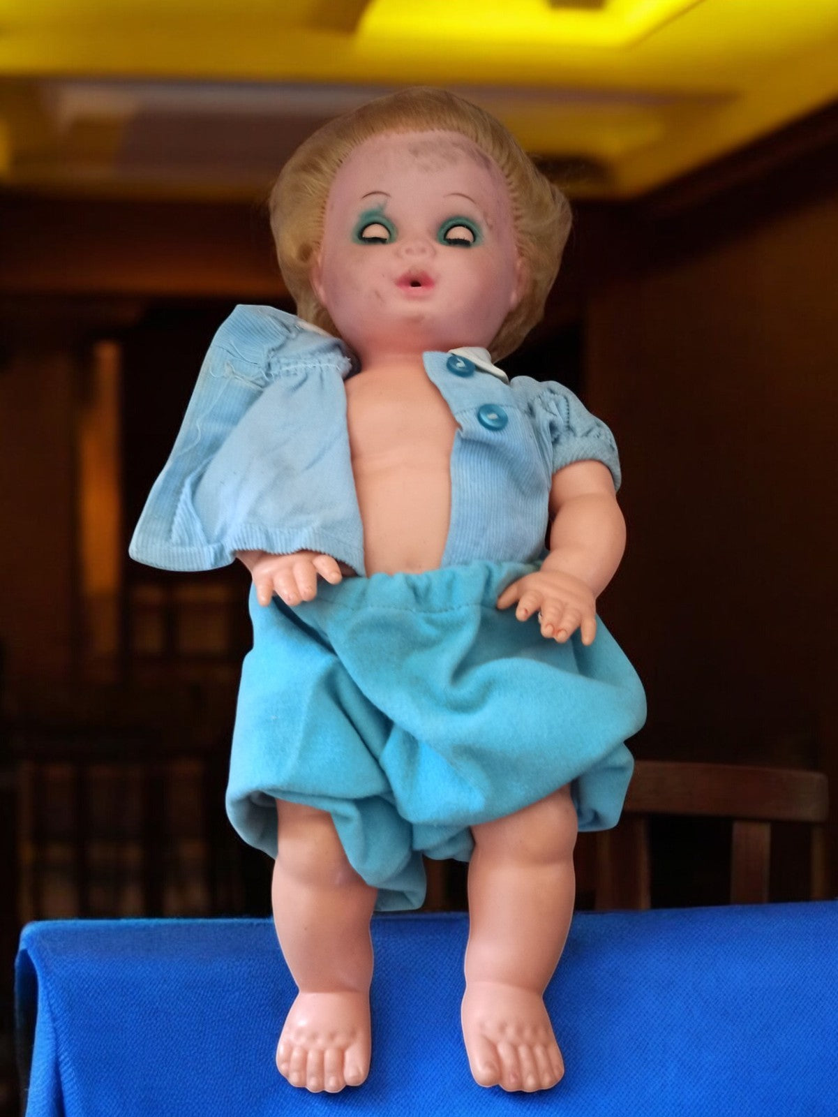 Poupée vintage plastique années 60 yeux dormeurs vêtement bleu rétro