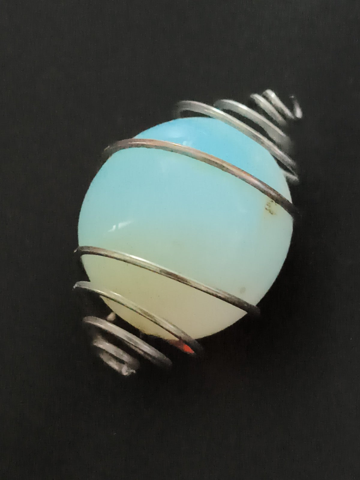 Pendentif boule opaline monture spirale, bijou fantaisie pierre synthétique