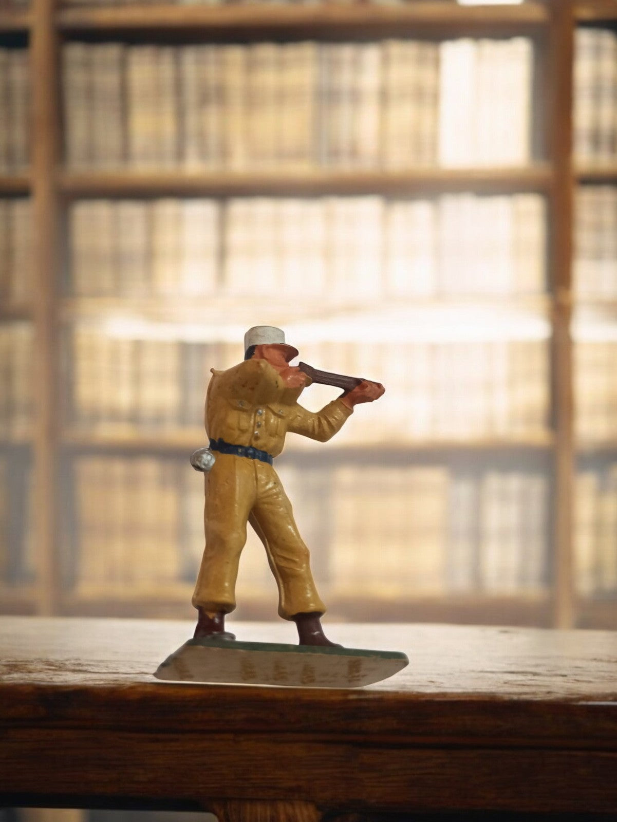 Figurine Starlux vintage soldat tirant fusil, statuette rétro d'occasion