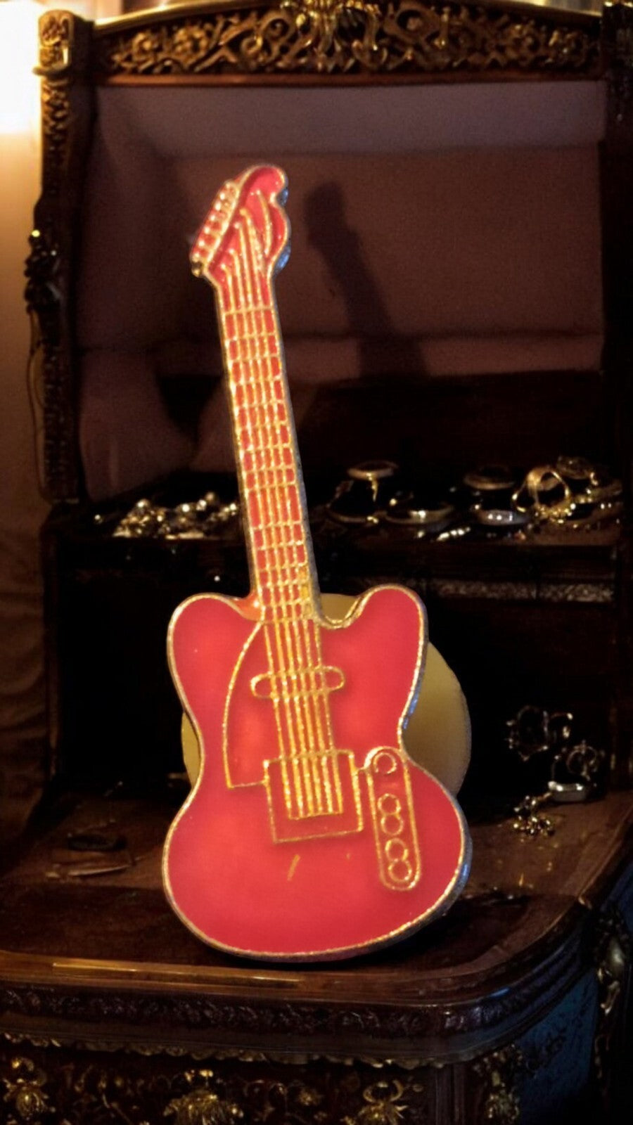 Pin's guitare électrique vintage rouge, finition dorée, rare badge rock