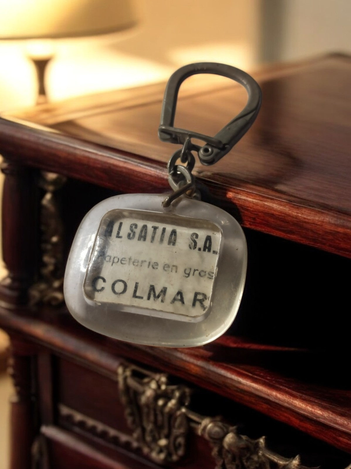 Porte-clés publicitaire vintage ALSATIA S.A. Colmar métal et résine translucide