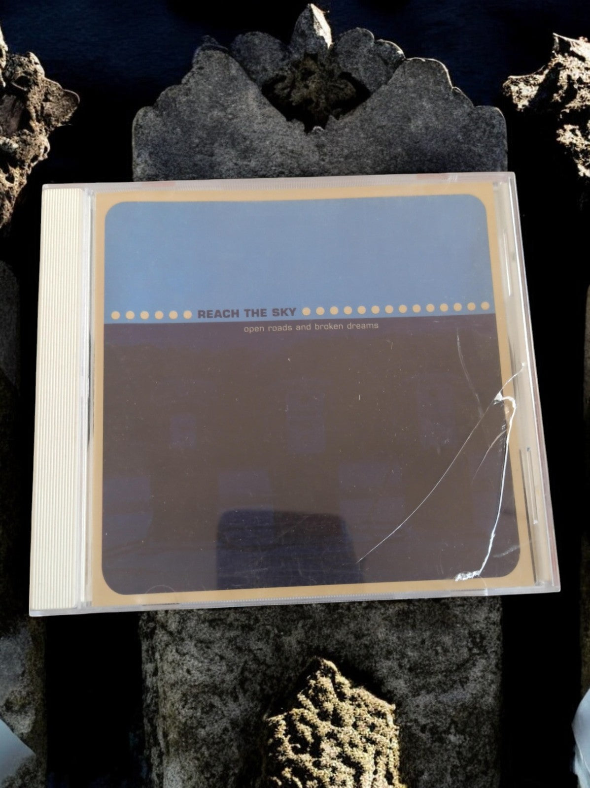 CD Reach the Sky Open Roads and Broken Dreams boîtier fissuré