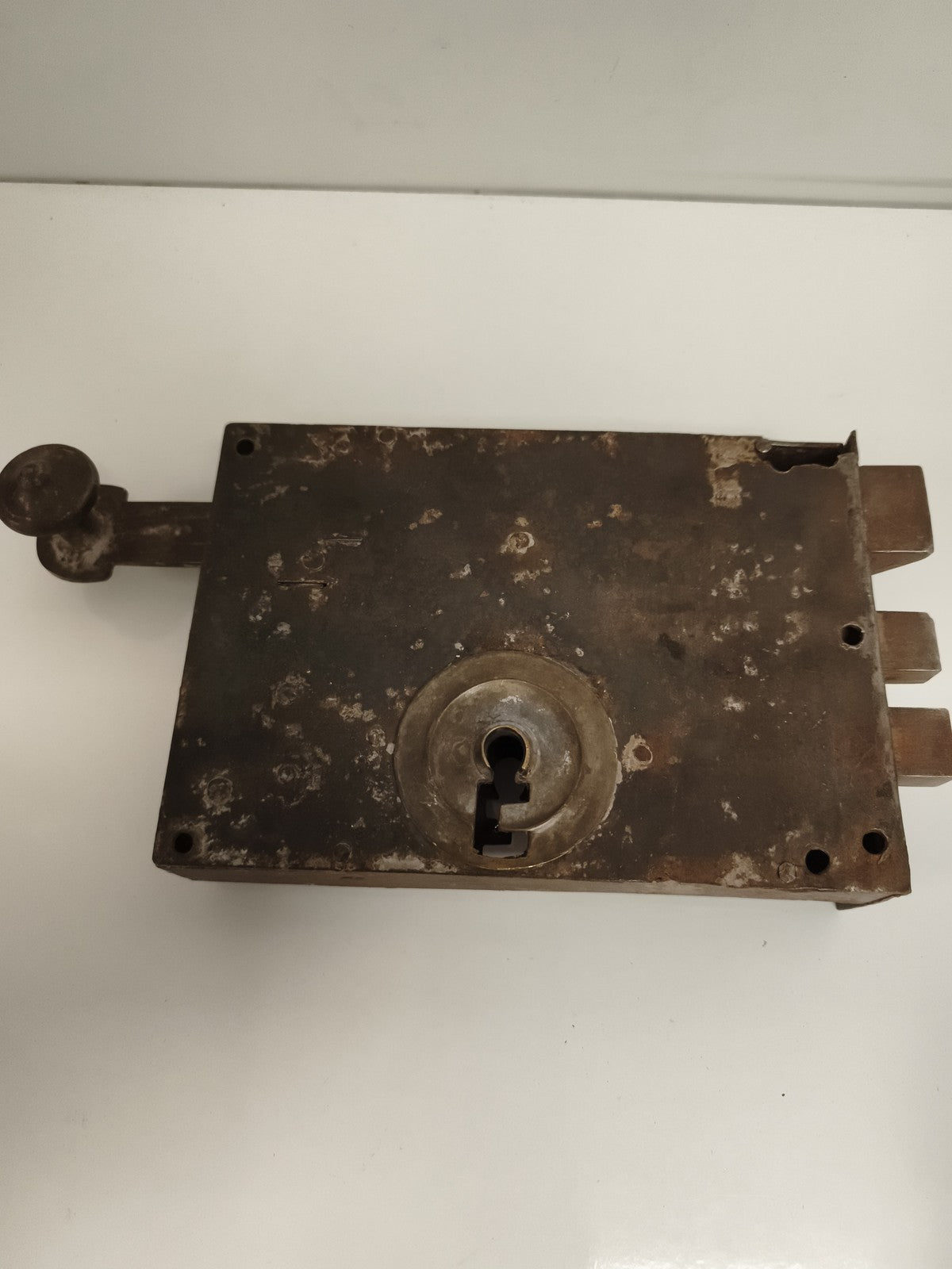 Ancienne serrure de porte à tirage, aspect métallique, clé bénarde, vintage