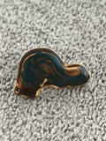 Pin's vintage ATTOYAN émaillé forme abstraite bleu vert doré (Ref 4)