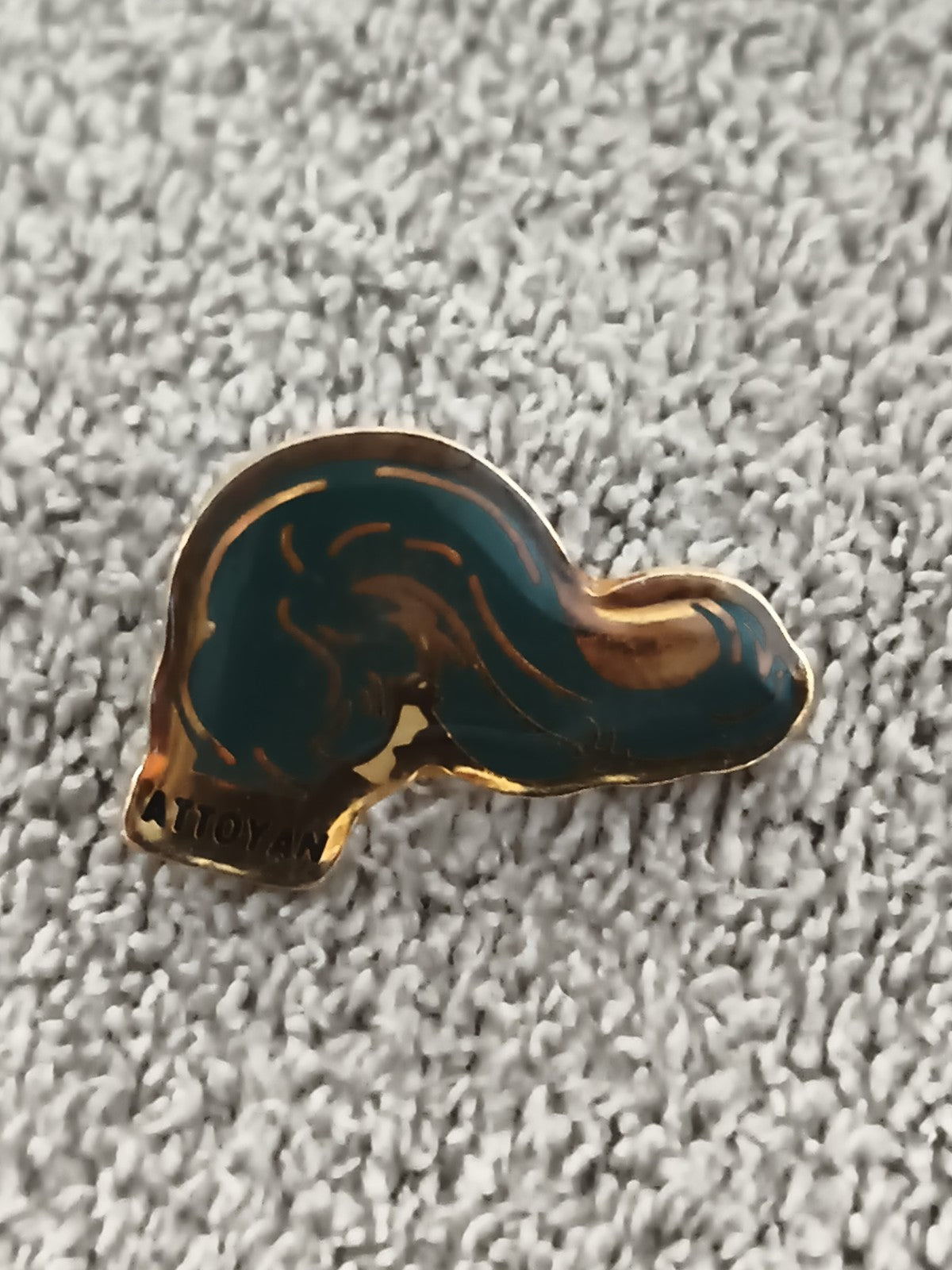 Pin's vintage ATTOYAN émaillé forme abstraite bleu vert doré (Ref 4)