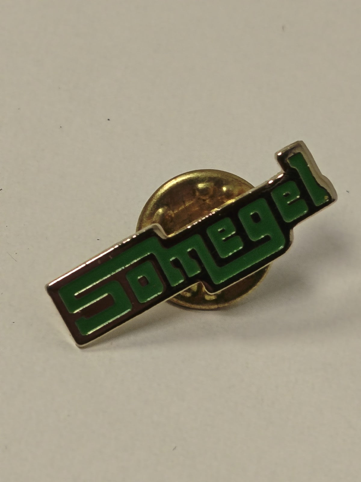 Pin's ancien rétro vintage pour collectionneur, badge original objet d'époque ra