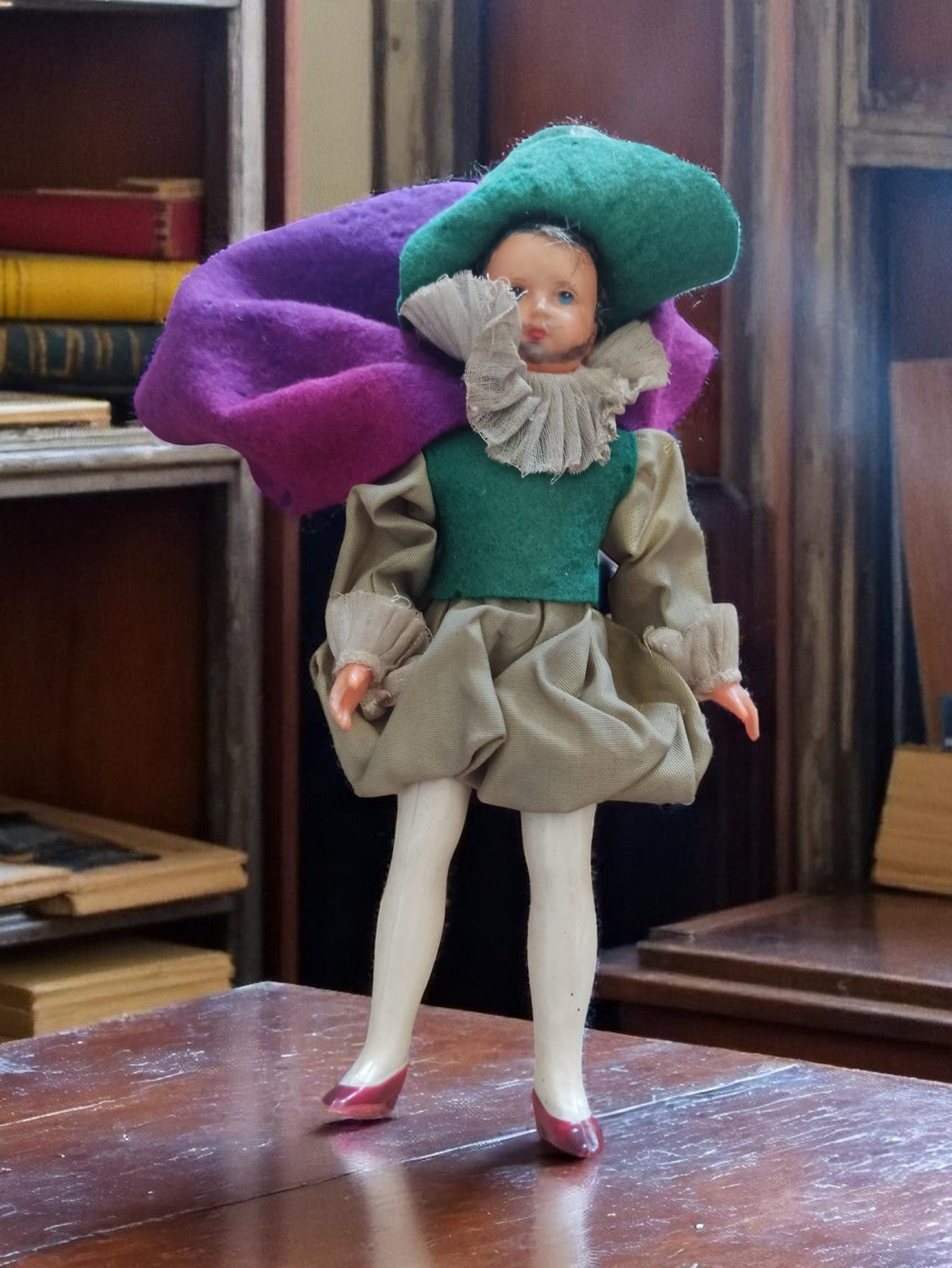 Poupée historique vintage costume Renaissance manteau violet vert rare ancien