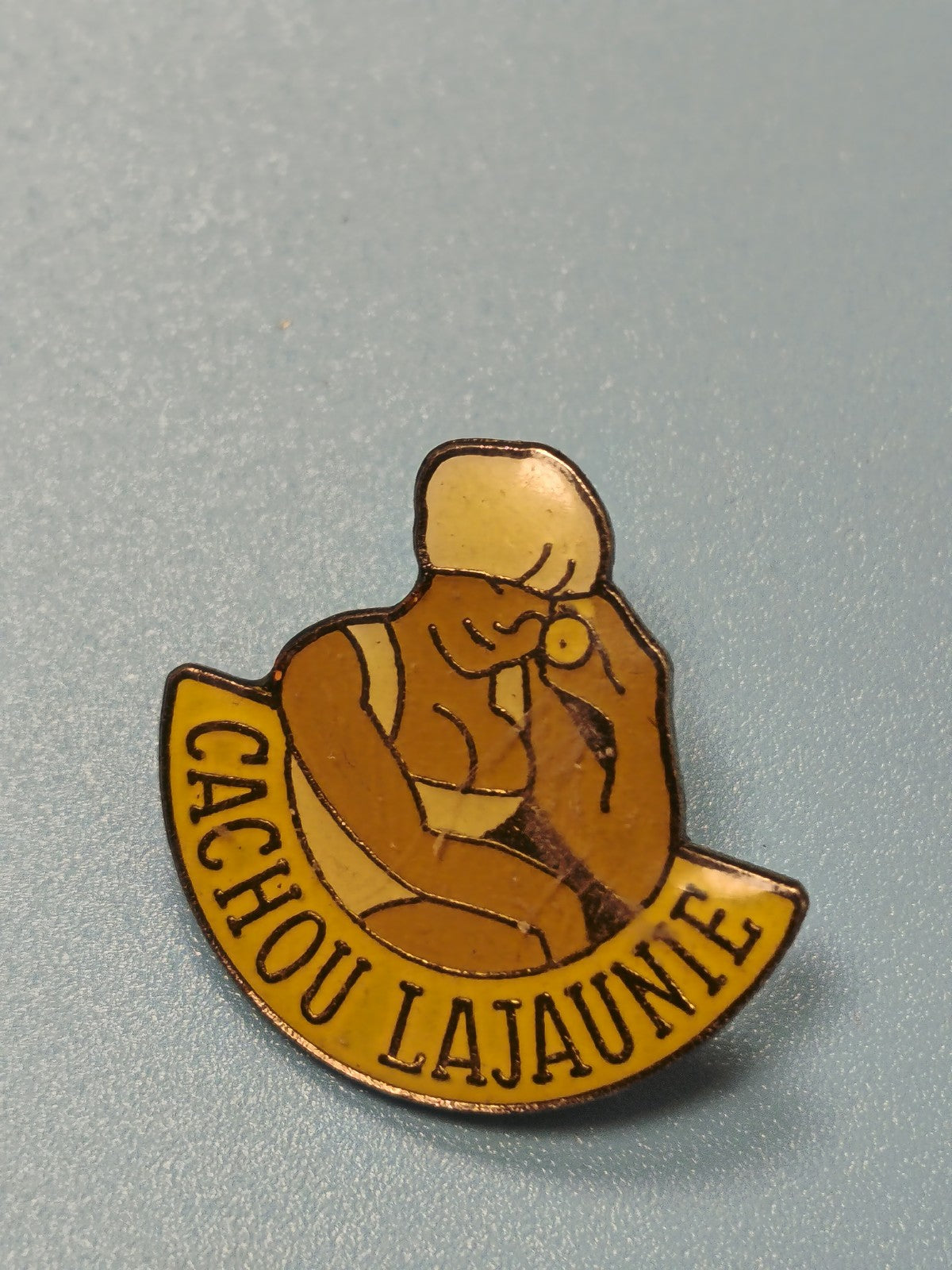 Pin's vintage Cachou Lajaunie publicitaire jaune collection rétro (Ref 3)