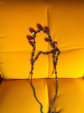 Collier fantaisie vintage rétro, perles rouges goutte, chaîne métal noir