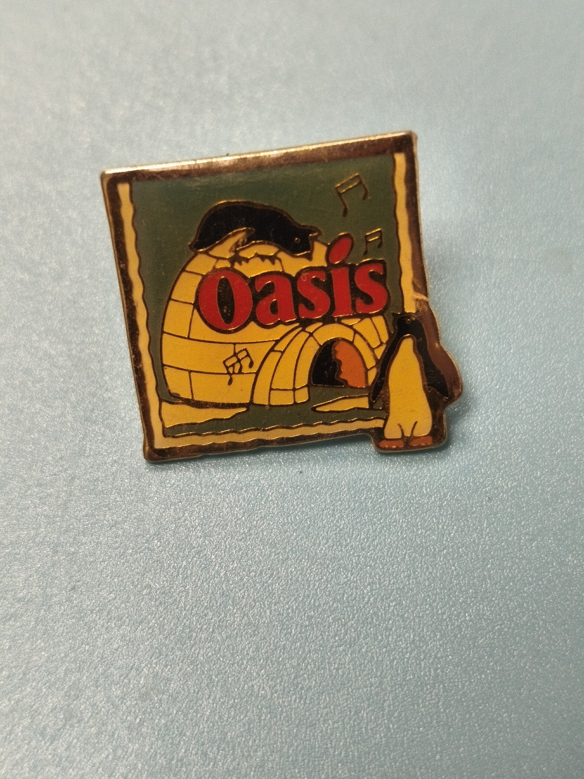 Vintage pin's Oasis igloo pingouin carré collection rétro (Ref 17)