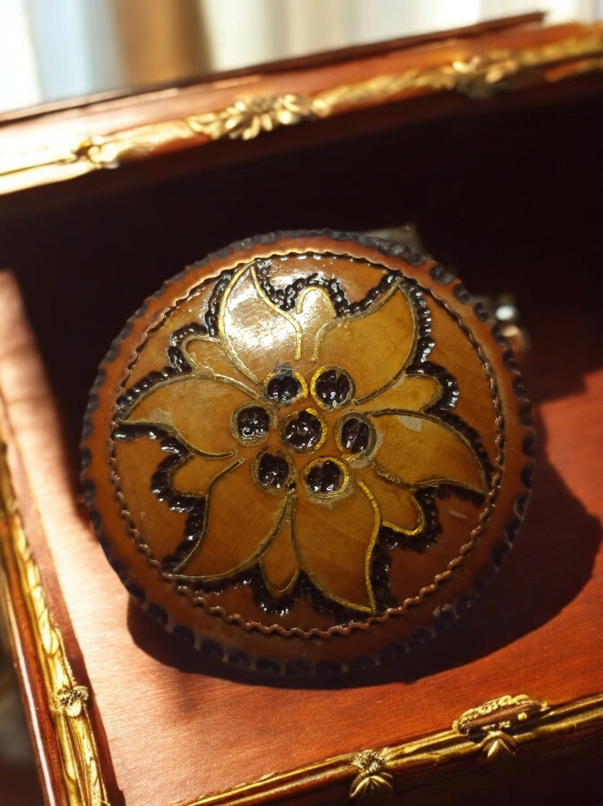 Broche fleur bois laqué vintage, bijou rond décor floral rétro