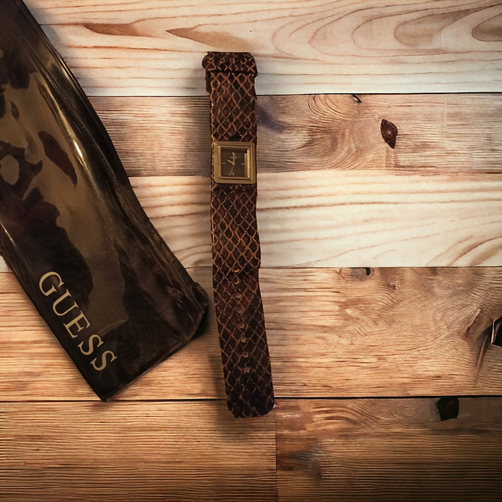 Montre Guess femme cadran carré, cuir marron motif reptile, style rétro