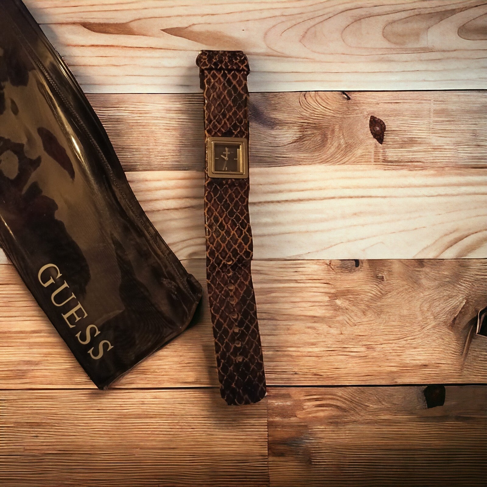 Montre Guess femme cadran carré, cuir marron motif reptile, style rétro