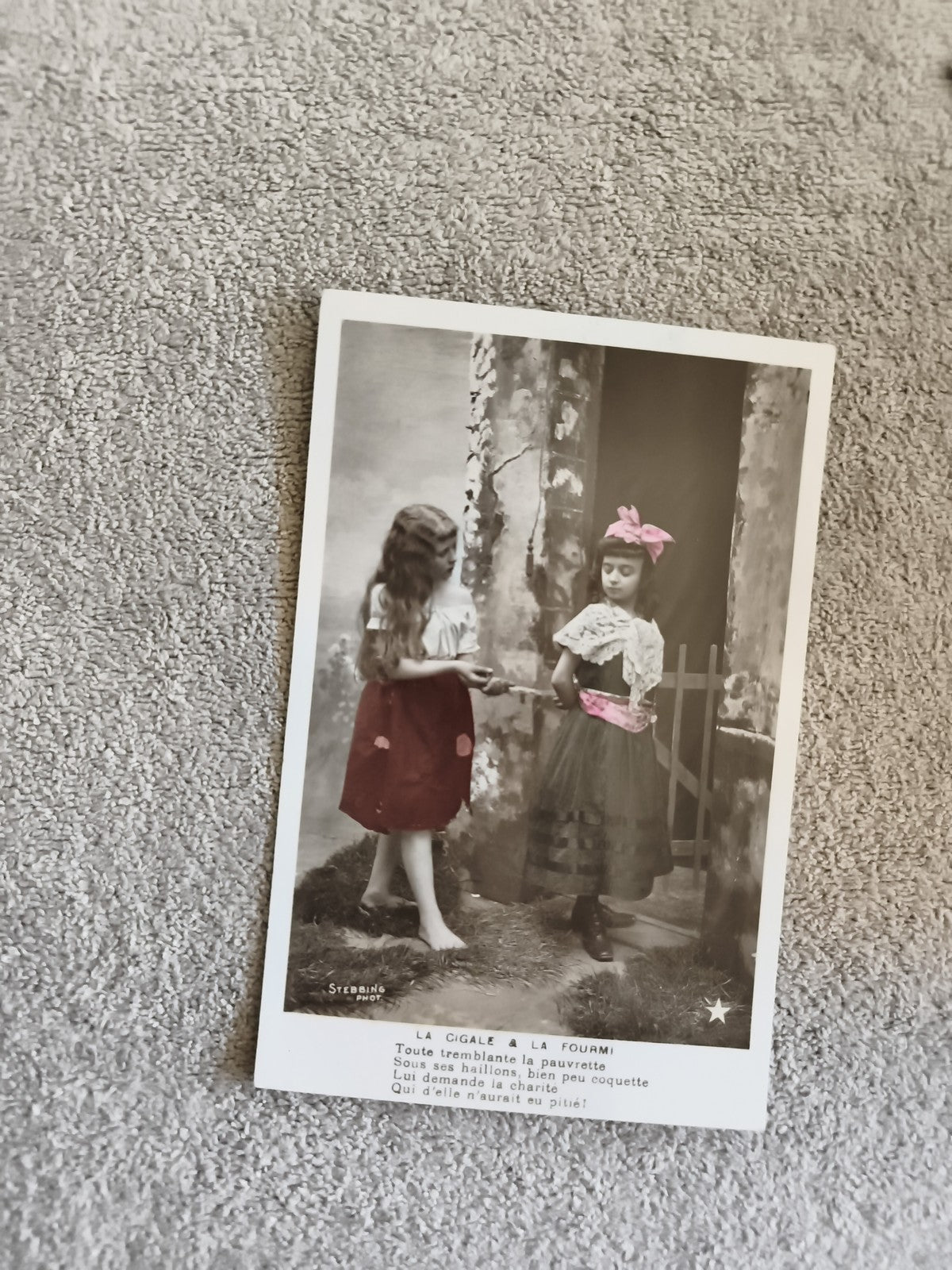 CPA Stebbing La Cigale et la Fourmi carte photo colorisée début XXe