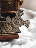 Croix médaille religieuse ancienne métal Saint Enfant Jésus vintage catholique