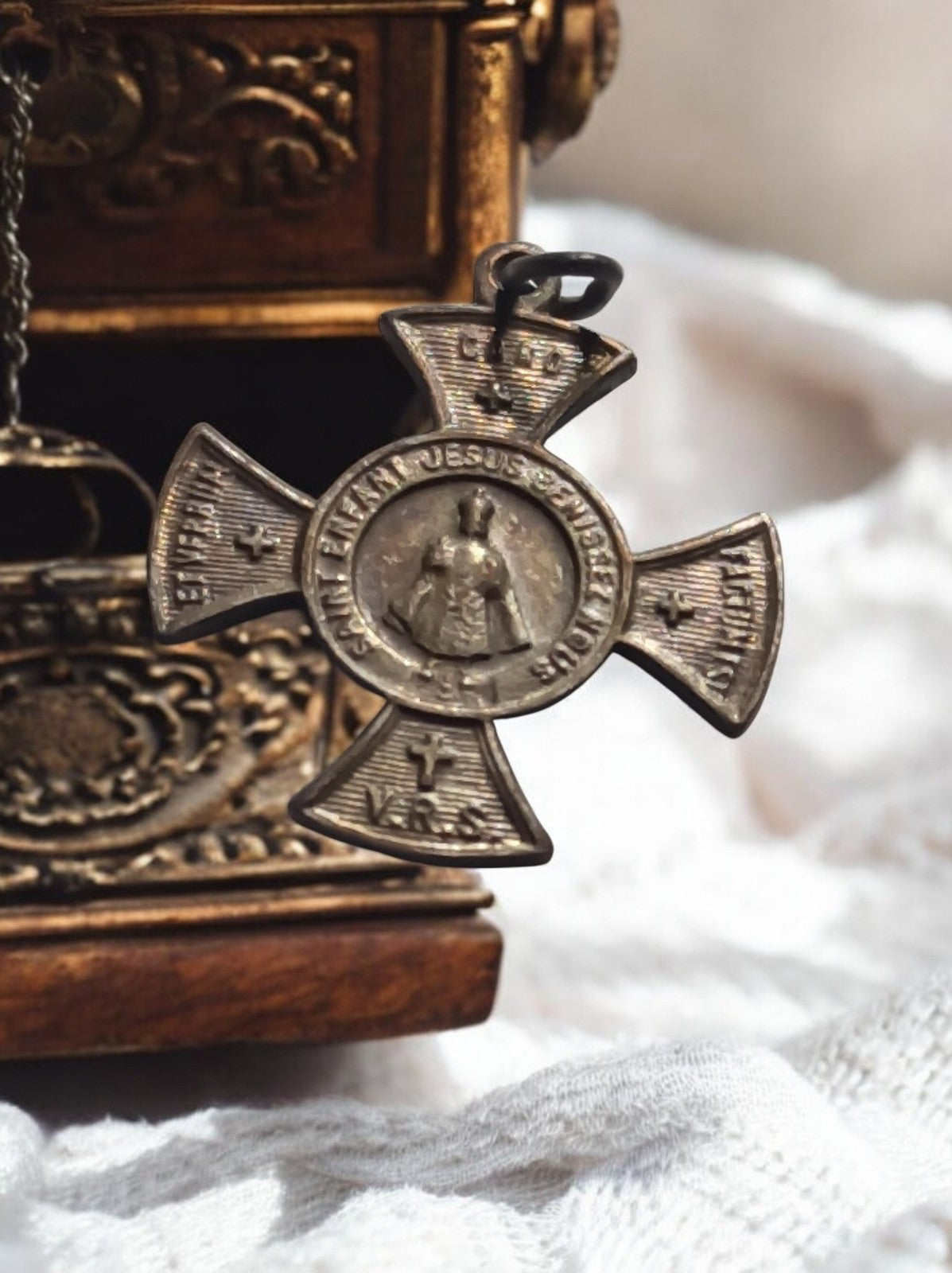 Croix médaille religieuse ancienne métal Saint Enfant Jésus vintage catholique