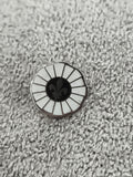 Pin's vintage rosace blanche fleur de lys émaillée rétro (Ref 9)