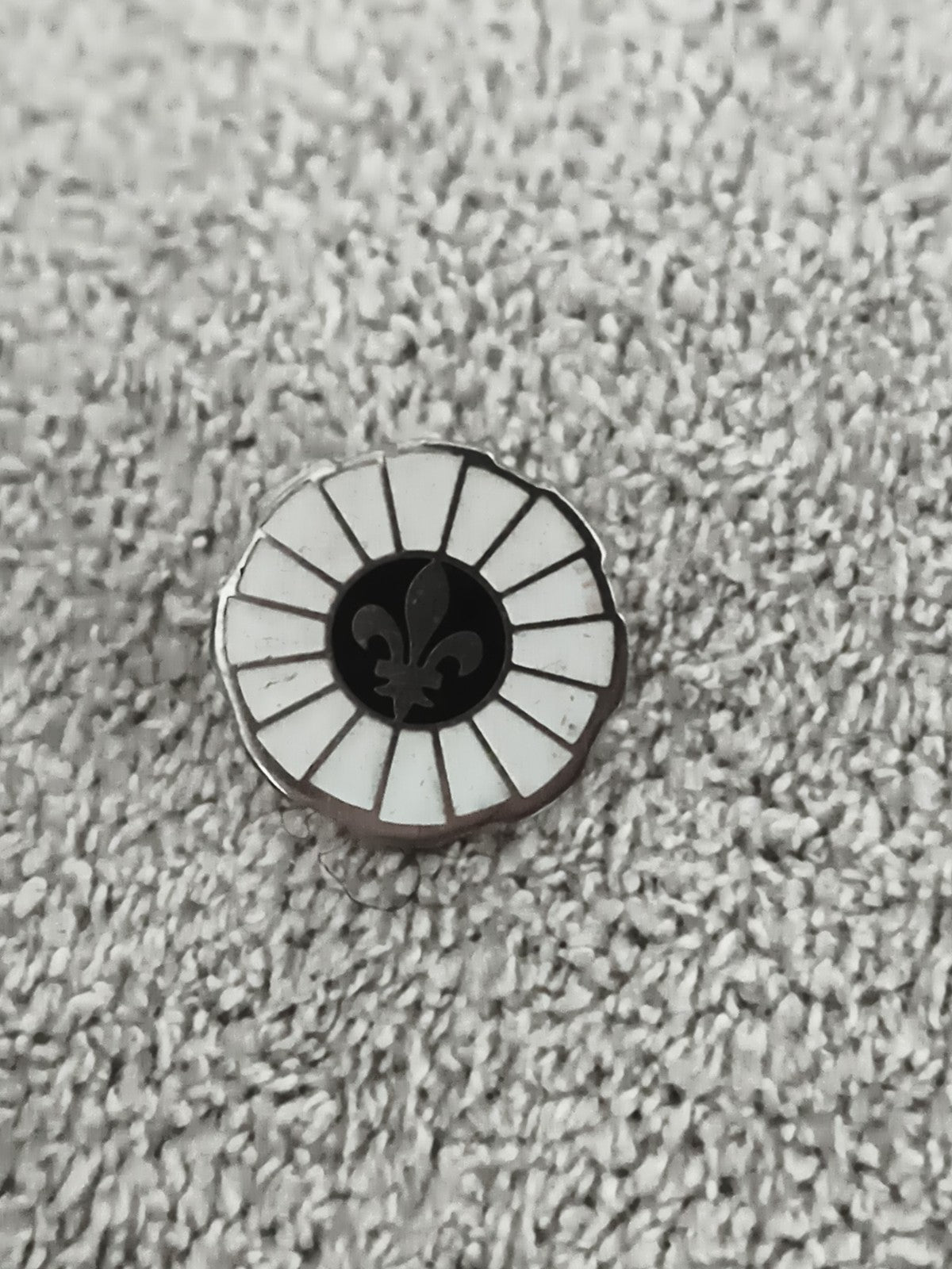 Pin's vintage rosace blanche fleur de lys émaillée rétro (Ref 9)