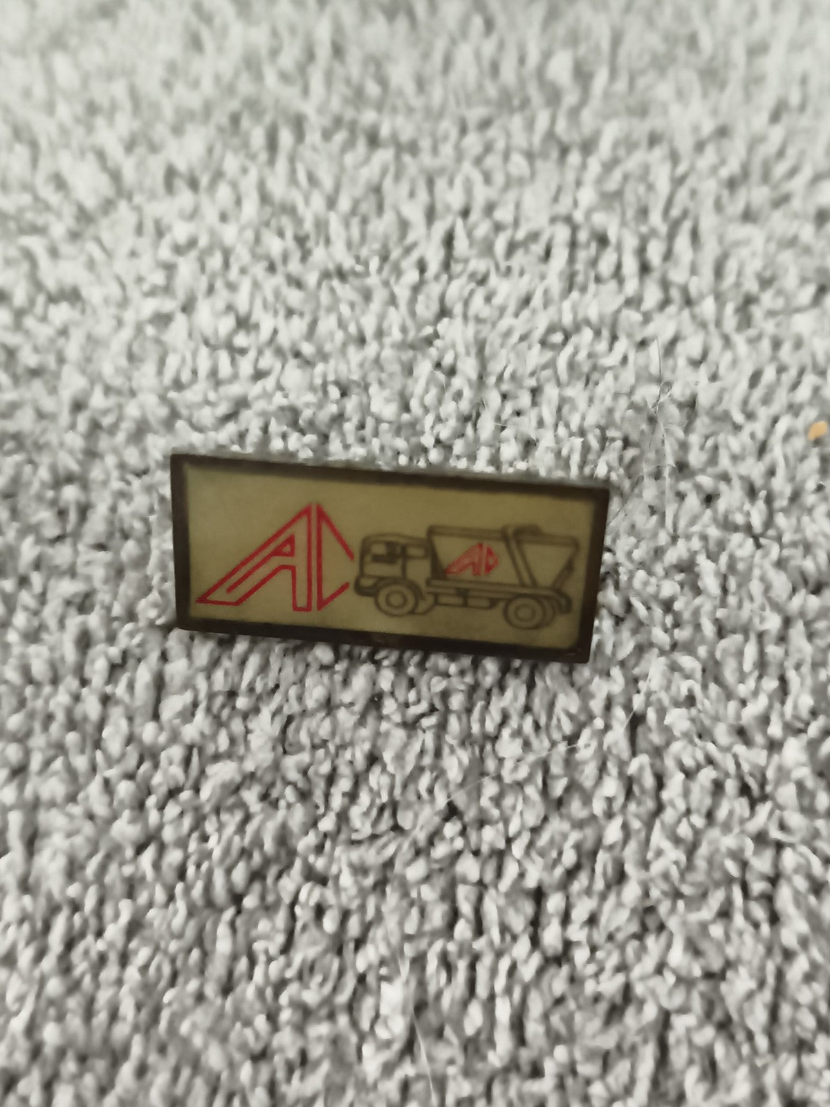 Pin's vintage rectangulaire logo AC camion chantier ancien (Ref 5)