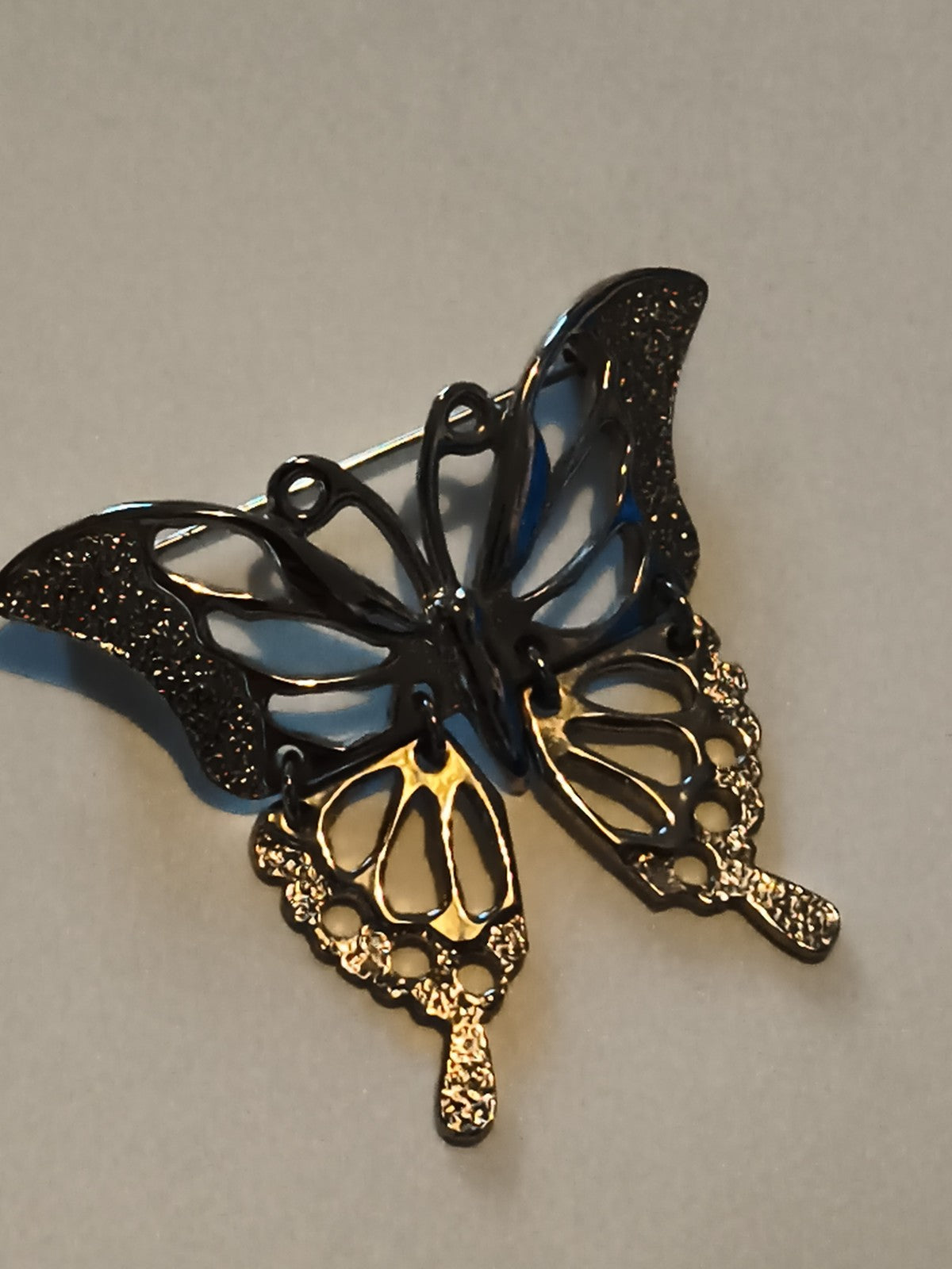 Broche papillon vintage, finition métallique ajourée, bijou rétro