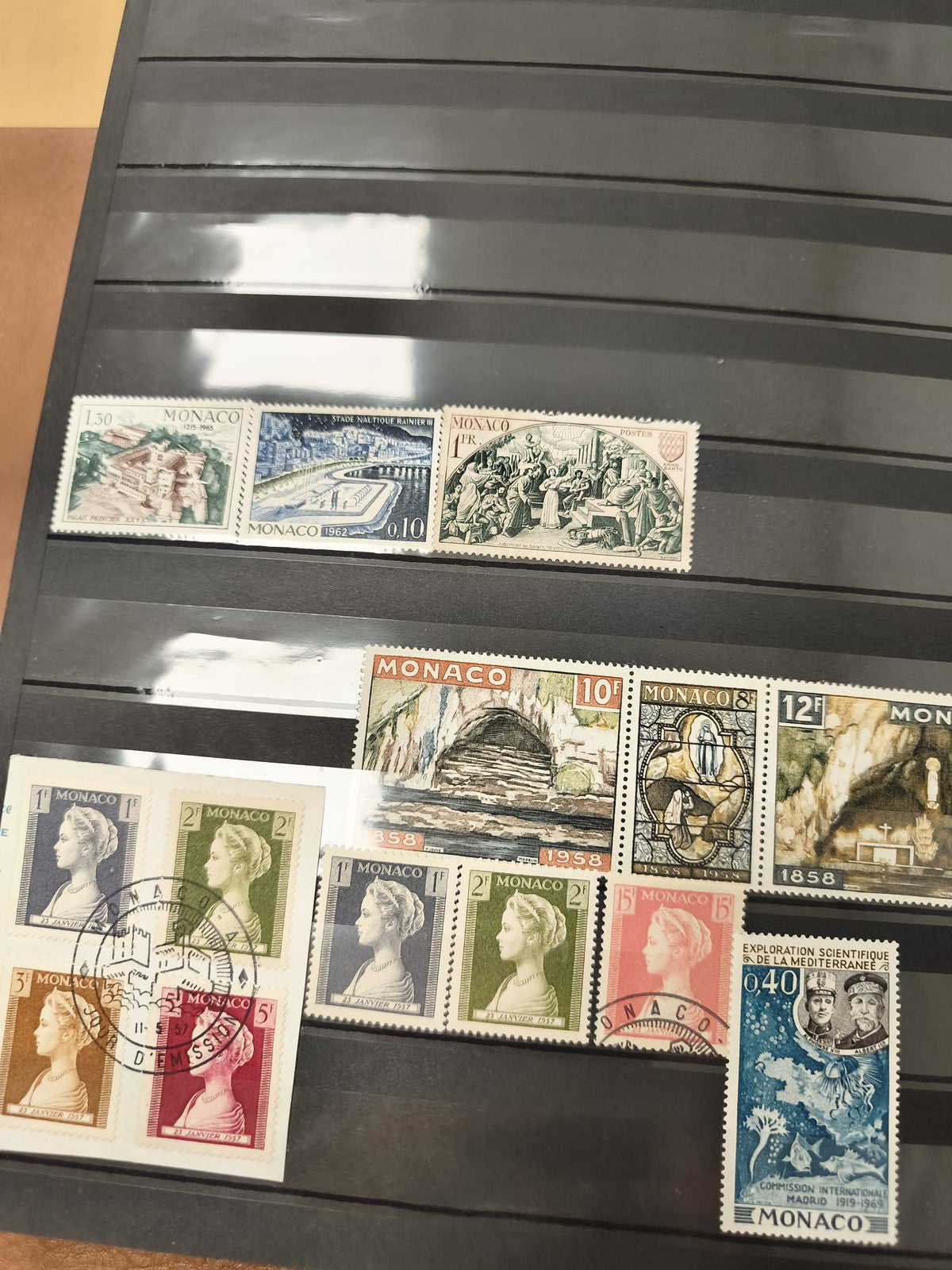 Lot de timbres Monaco multicolores, thèmes architecture, portraits, paysages