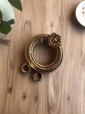 Pendentif vintage années 50 en métal doré, motif fleur, bijou ancien rare