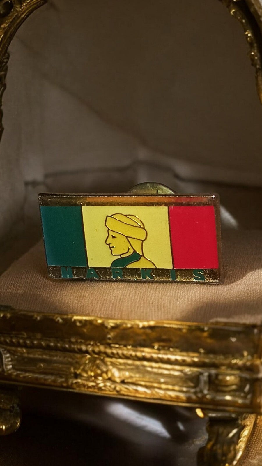Pin's vintage HARKIS drapeau tricolore rétro, accessoire mode émaillé