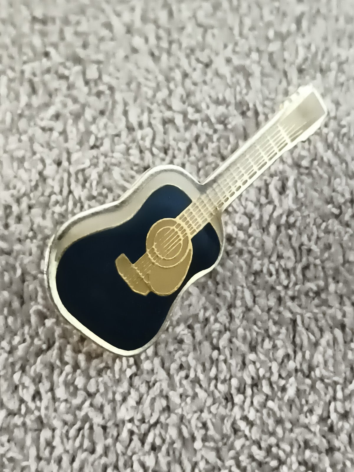 Pin's vintage guitare noire dorée émaillée, badge musique années 80/90 (Ref 9)