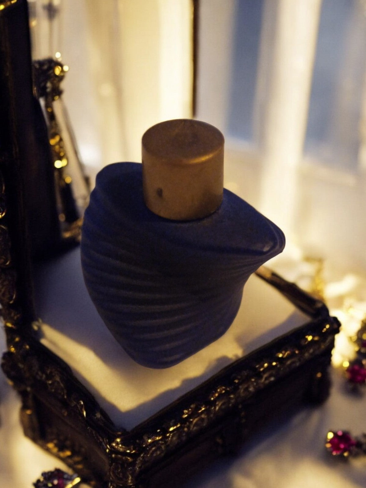 Miniature flacon parfum vintage cristal bleu mat bouchon doré déco