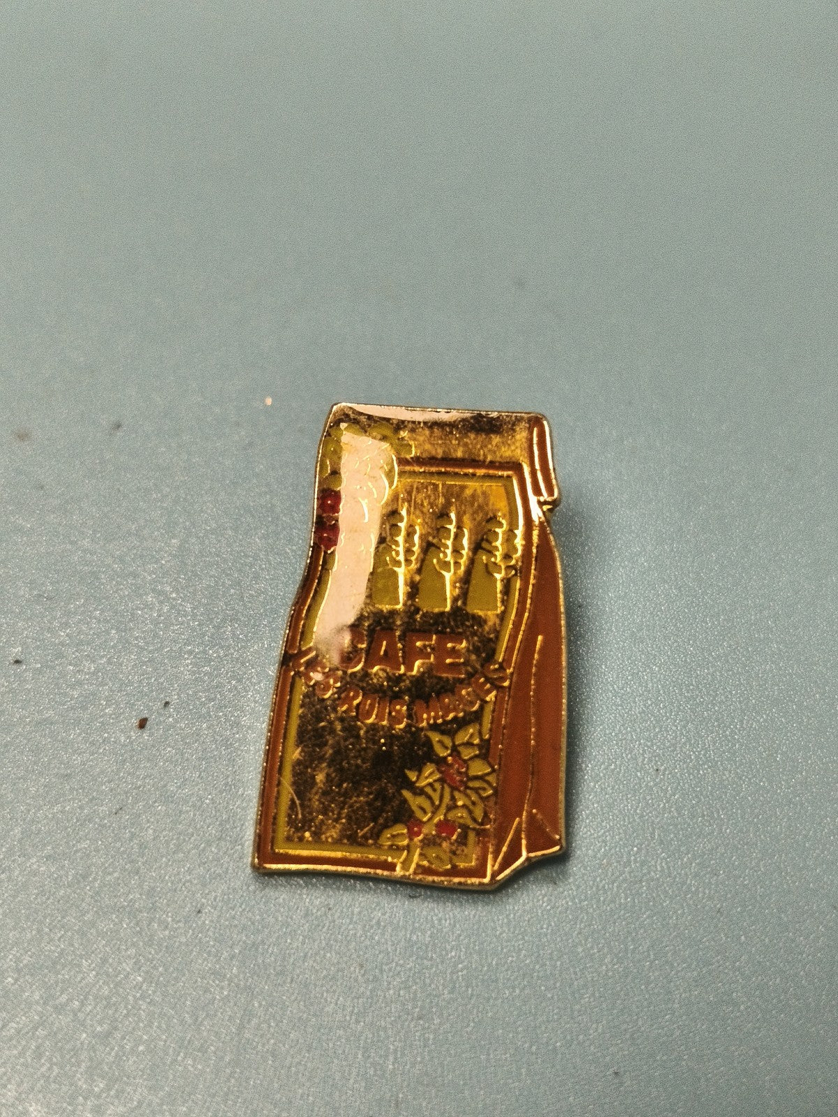 Pin's vintage café Les Trois Magots sac doré collection publicitaire ancien