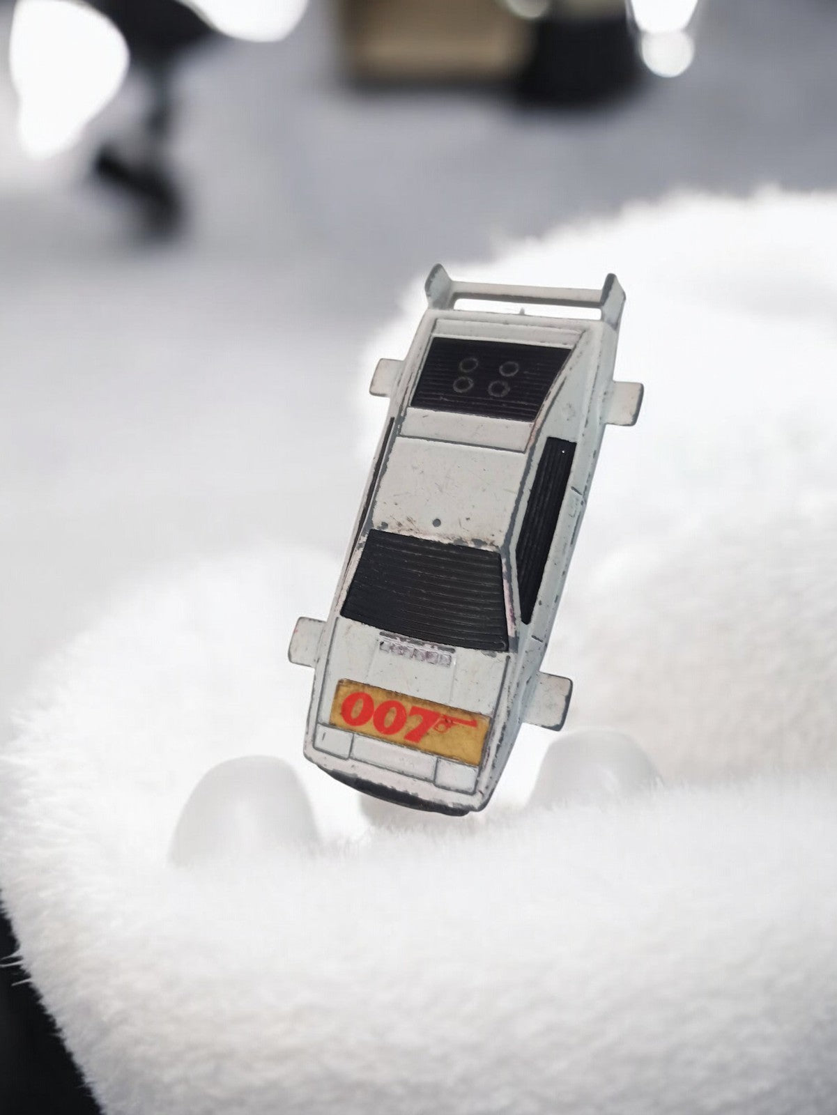 Véhicule miniature 007 James Bond rétro blanc modèle ancien voiture jouet vintag