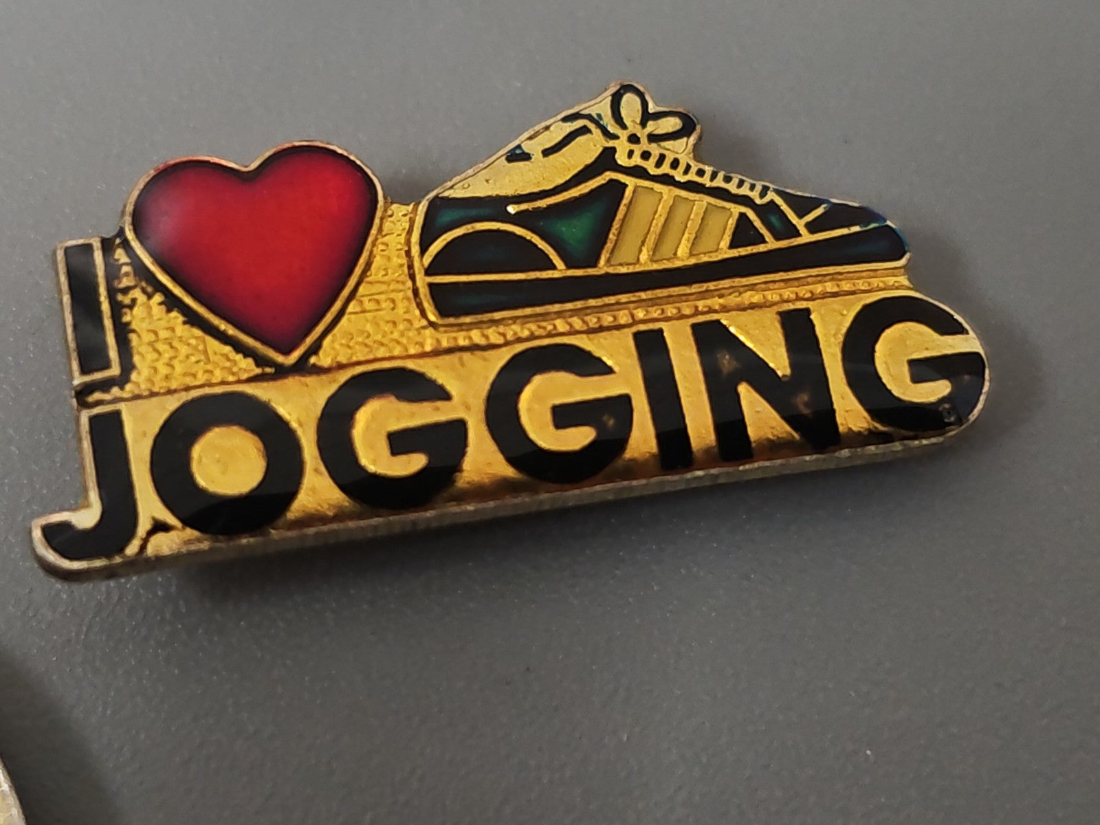 Pin's rétro ancien I love jogging badge collection sport running vintage rare