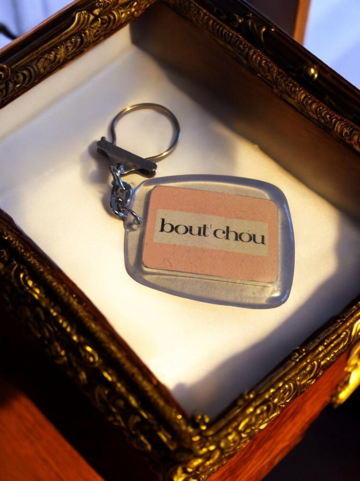 Porte-clés publicitaire vintage métal, logo bout'chou, forme rectangulaire rétro