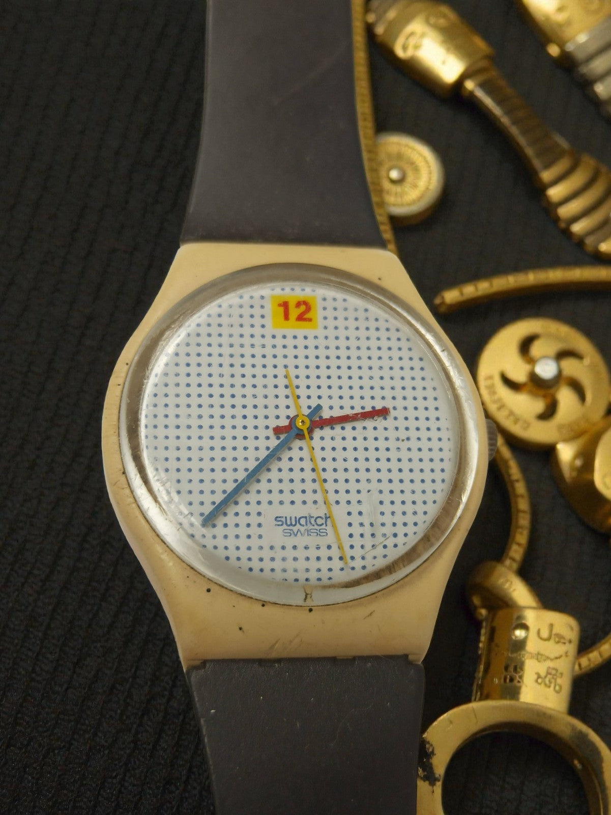 Montre Swatch homme vintage rétro, cadran points bleus, Swiss ancienne
