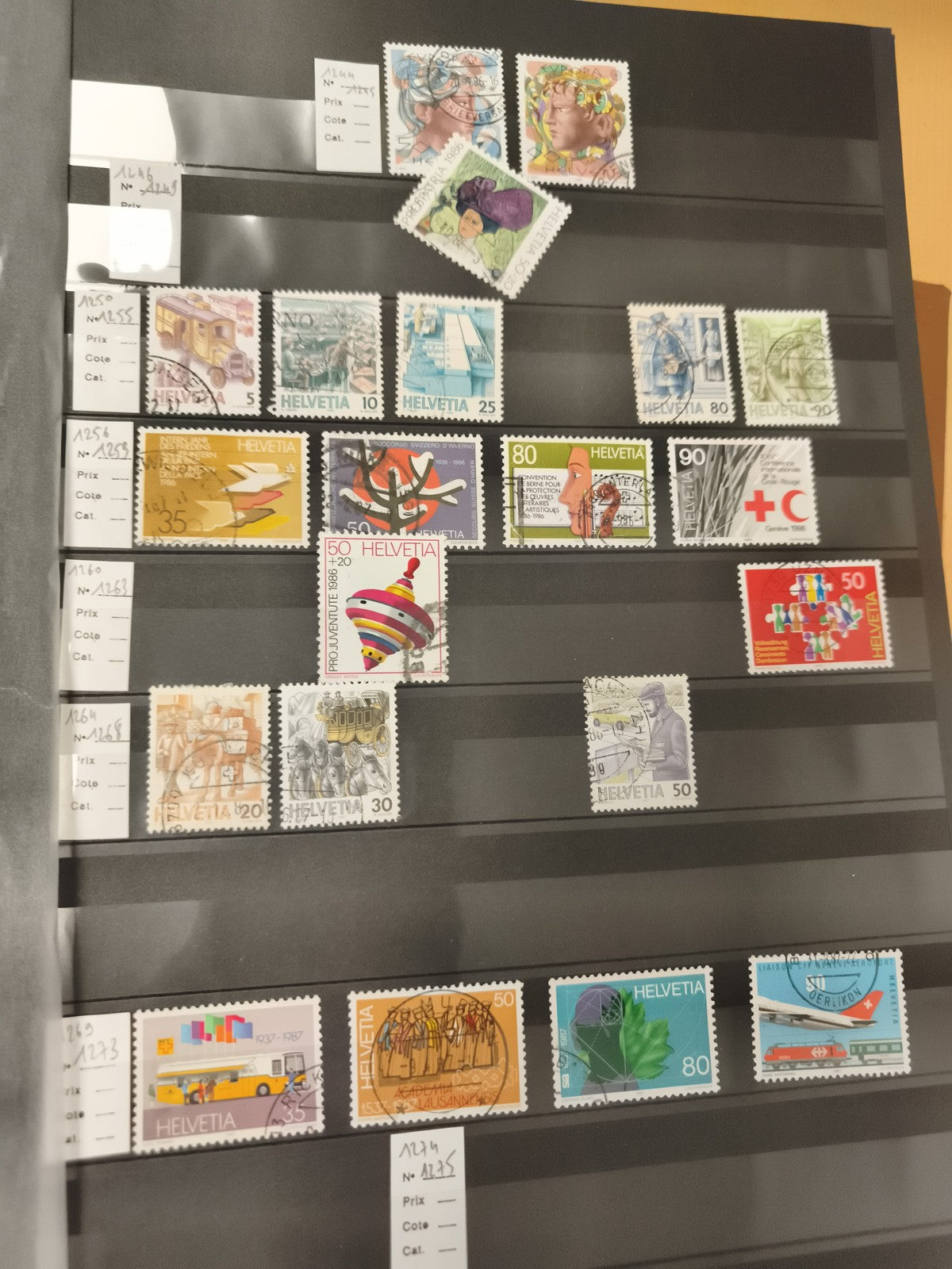 Timbres Helvetia Suisse oblitérés, motifs colorés, lot philatélie suisse