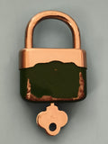 Cadenas ancien vert et cuivre avec clé, style rétro, serrure vintage sécurité