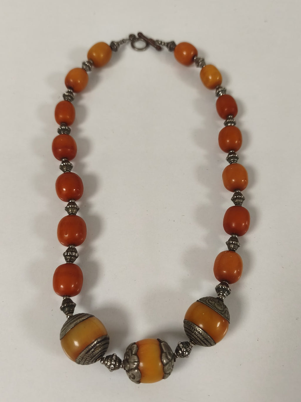 Grand collier yéménite antique argent, bakélite orange, fermoir T