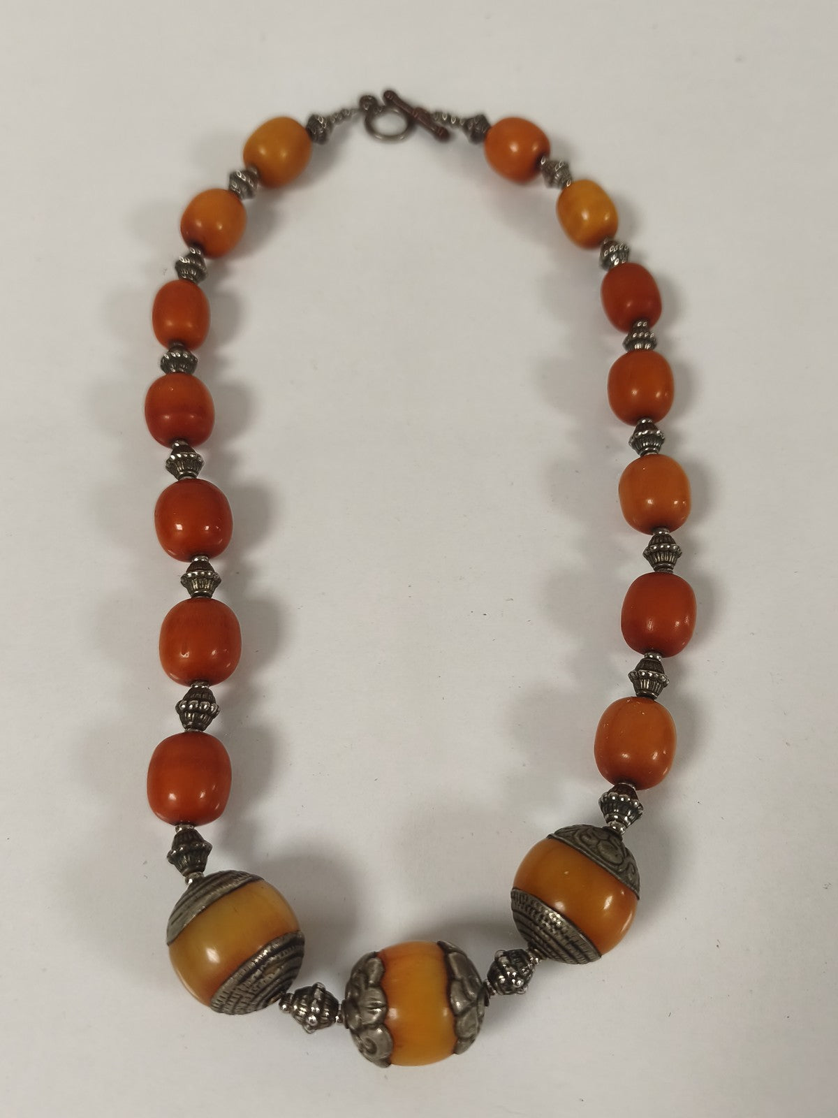 Grand collier yéménite antique argent, bakélite orange, fermoir T