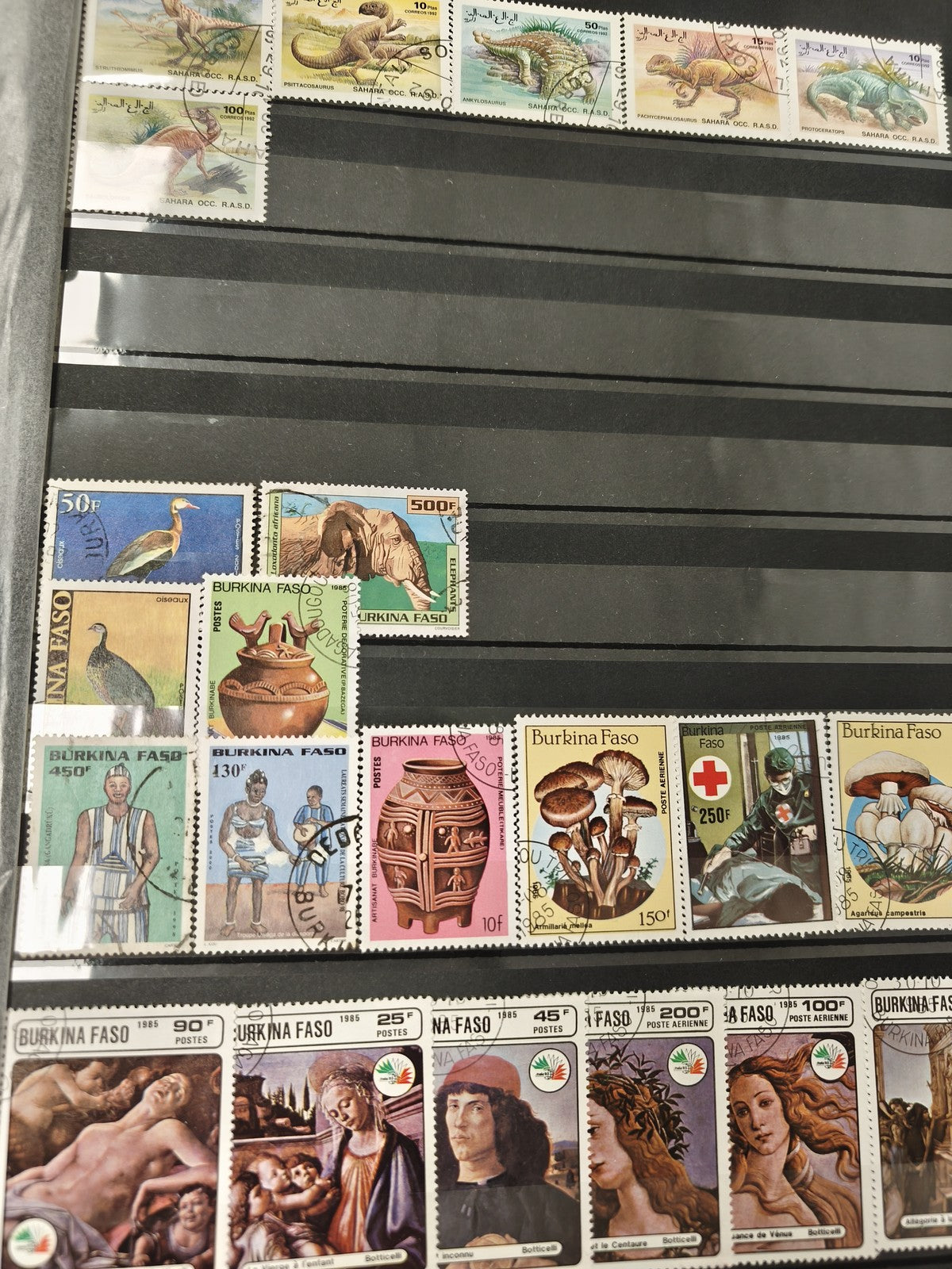 Lot timbres oblitérés thématiques animaux, art, Burkina Faso, Sahara, couleurs v